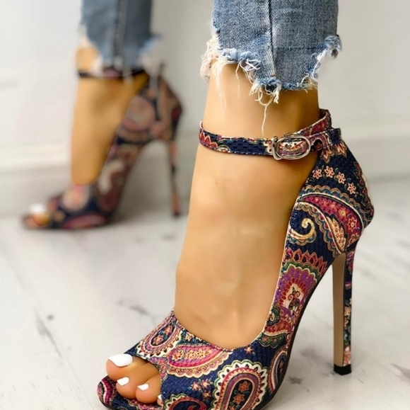 Shoes - Paisley Print Peep Toe heels sz…
